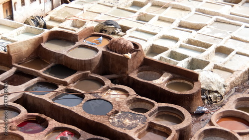 Schilderij op canvas Vats of chemicals and dyes in the courtyard of the Chouara Tannery in the medina
