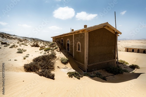 Foto House buried by sand in an old mining town of Kolmanskop, Namibia