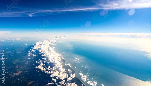 空撮 鳥瞰 雲海 地平線 青空 海岸線 飛行機雲 地球 積乱雲 大気 壮大 レンズフレア コントラスト 絶景 旅 湾岸 遠近感 プレースホルダー 背景素材 成層圏