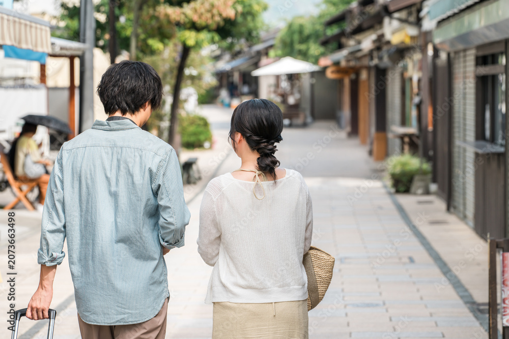 Fototapeta premium Young couples enjoying walking tours and sightseeing in their home country.