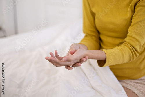 The young woman had just woken up and had numbness and pain in her hands.
