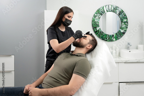 Foto Beauty injections into young male face