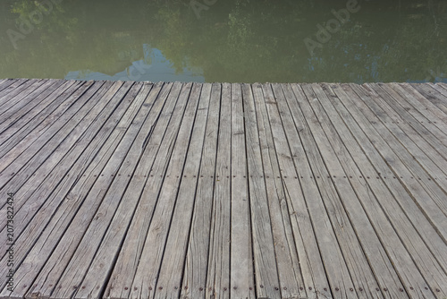 Fotografía Esplanade bois au bor de l’eau