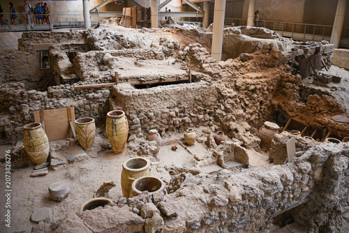 Konstfotografi Akrotiri archaeological site displaying Minoan ruins and pottery