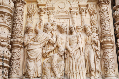 Billede på lærred Stone Relief carvings of the Main entrance to The Cathedral of Saint Mary in Ast
