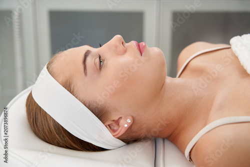 Photos Closeup of relaxed young woman laying on table in spa center