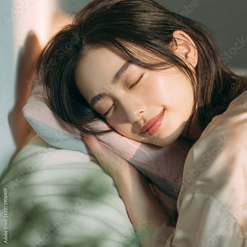 リラックスして眠っている白く美しい肌の女性。 美容、スキンケア、素材