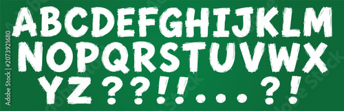 Foto A complete set of uppercase English alphabet letters and punctuation marks drawn in a rough, textured white chalk style on a green chalkboard background