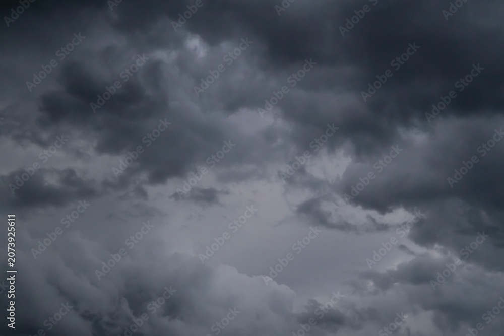 Obraz premium Dramatic dark storm clouds filling the sky, ominous cloudy weather background before rain.