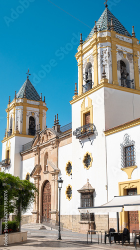 Fotografía vertical de la hermosa iglesia estilo barroco siglo XVIII de nuestra señora del socorro en la villa de Ronda, España