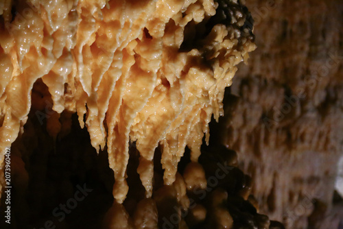 Foto Splendida veduta delle grotte di Frasassi con le stalattiti e le stalagmiti nell