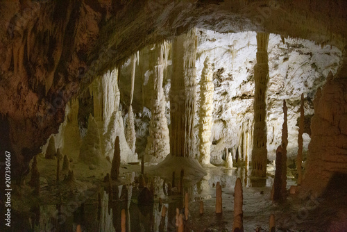 Tableau sur toile Splendida veduta delle grotte di Frasassi con le stalattiti e le stalagmiti nell