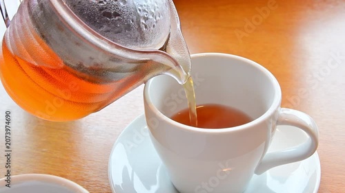 紅茶をカップに注ぐ