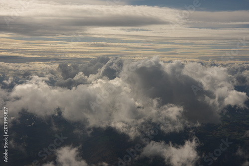 Tableau sur toile Dichtes Wolkengebilde über dem Meer auf dem Atlantik