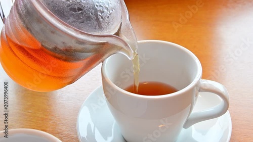 紅茶をカップに注ぐ