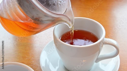 紅茶をカップに注ぐ