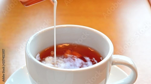 紅茶にミルクを注ぐ