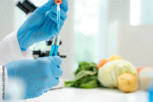 Foto Scientist check chemical fruit residues in laboratory