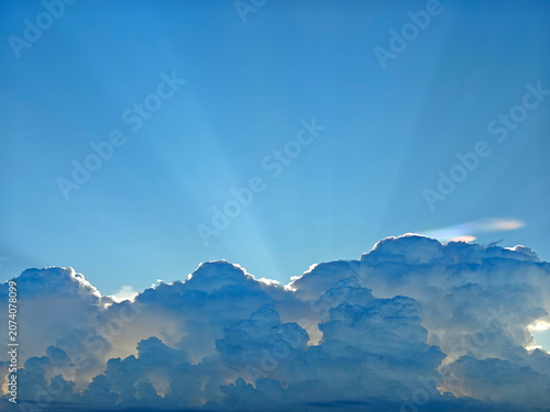 Fotografie The image depicts a breathtaking view of the sky with numerous fluffy white clou
