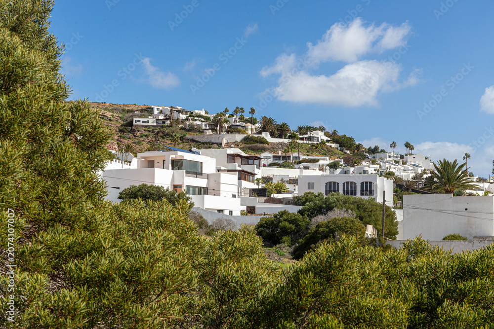 Obraz premium Traditional whitewashed houses in the village of Nazaret near Teguise in the Canary Island of Lanzarote, Spain