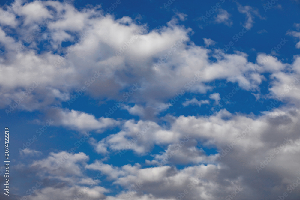 Obraz premium Sky, blue background, clear sky, clouds, sunny day, winter morning, nature landscape, summer afternoon light, spring horizon.