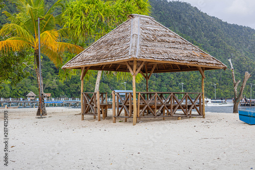 Valokuva The beach scene with gazebo on the beach under palm tree
