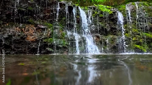 神奈川県箱根で撮影した千条の滝の透き通った水中の動画