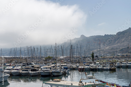 Brume maritime sur le port de l'Estaque à Marseille