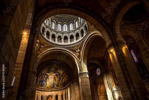 Cuadro en lienzo Interior view of Sacre-Coeur Basilica in Montmartre, Paris, showcasing its stunning architecture and intricate mosaics under a grand dome