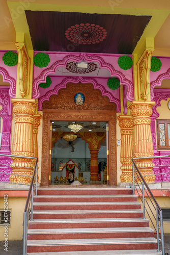 Fotografie An exterior shot of a local Hindu temple in the suburban neighbourhood of Kharadi, showcasing traditional Indian temple architecture, intricate carvings and devotional details