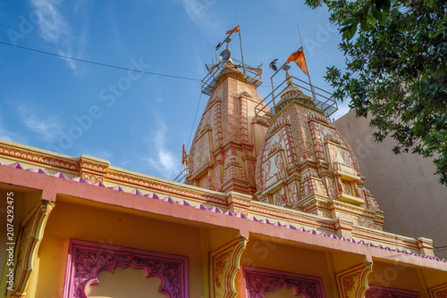 Fényképezés An exterior shot of a local Hindu temple in the suburban neighbourhood of Kharadi, showcasing traditional Indian temple architecture, intricate carvings and devotional details