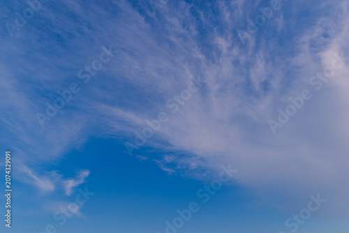 青空と尖った雲