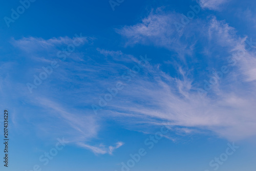 青空に交わる雲