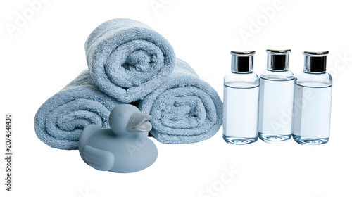 Foto Blue rubber duck and rolled towels with clear liquid bottles