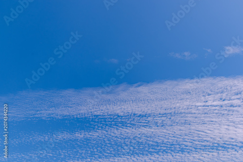 青空とざらついた雲
