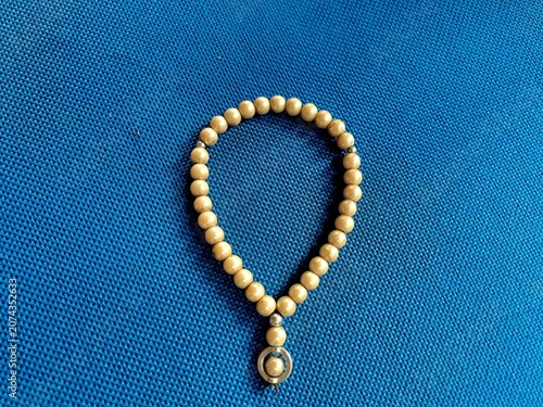Foto pearl necklace on blue background