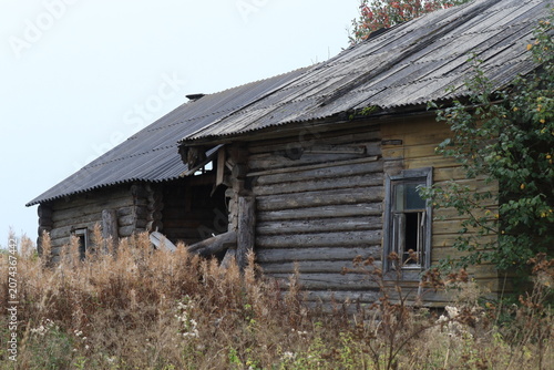 Foto Abandoned, uninhabited houses in old villages from the time of collective farms and collectivization in the Soviet Union