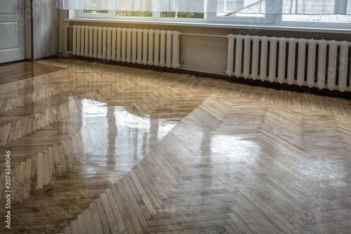 Fotografía Restoration of herringbone parquet floor with fresh lacquer or oil
