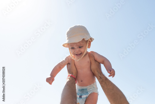 Εκτύπωση καμβά Sun-kissed moments of a father holding his infant high