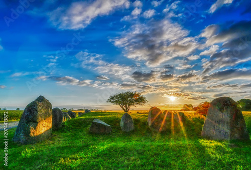 Konstfotografi Großsteingrab Nobbin (bei Arkona auf Rügen) im Sonnenaufgang