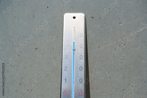 Outdoor thermometer showing extreme heat during the summer 2026 heat wave in Germany