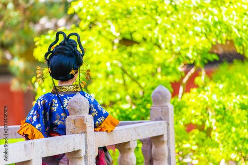 Cuadro en lienzo Datong, China - May 9 2026: A young woman in traditional Chinese makeup poses el