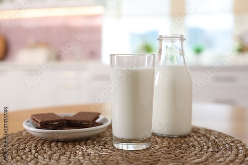 Fotografi Fresh milk and chocolate sandwich cookies on table in kitchen, closeup