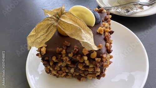Foto Slice of delicious chocolate cake on a plate