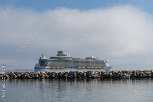 Bateau de croisière sortant d'un port de méditerranée