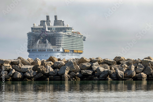 Bateau de croisière sortant d'un port de méditerranée