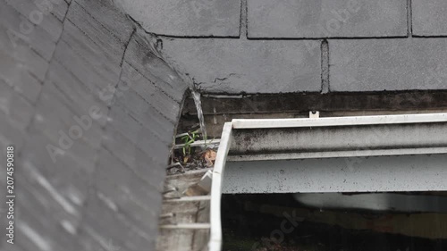 une gouttière a réparer une journée de pluie	