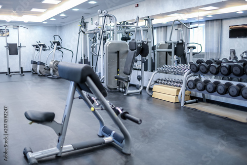 Konstfotografi Gimnasio bien iluminado con una gran variedad de equipos para hacer ejercicio