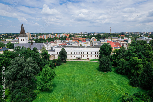 Miasto Karwina w Czechach z pałacem i pięknym parkiem pałacowym w stylu angielskim. Panorama latem z lotu ptaka.
