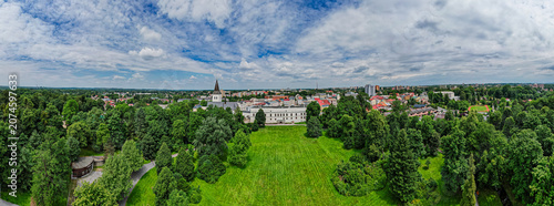 Miasto Karwina w Czechach z pałacem i pięknym parkiem pałacowym w stylu angielskim. Panorama latem z lotu ptaka.